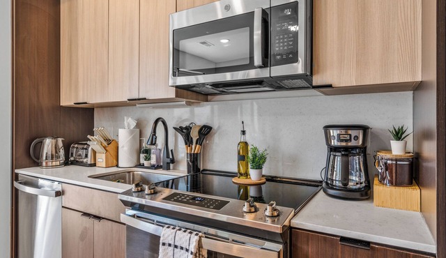 OTR & CBD - 1 King Bed, Free On-Site Parking, Pool, Gym, Exclusive Club Room