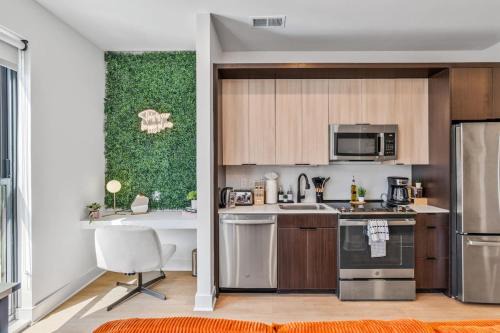 OTR King Bed Free Parking Gym Top Floor Club Room