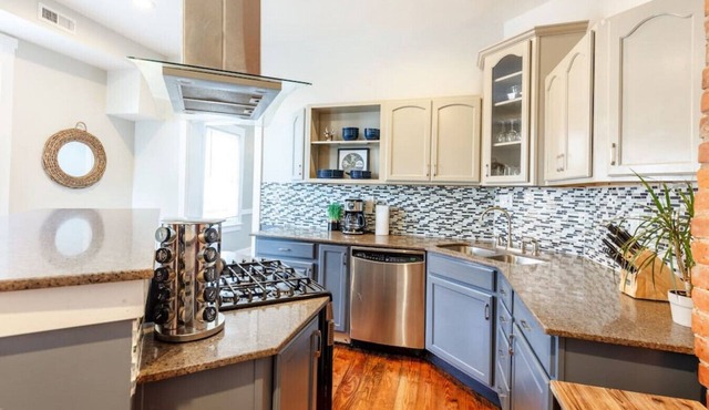 OTR Penthouse: Walk Everywhere & FREE Parking