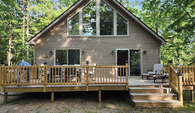 Otsego Lake Oasis! Spacious 3 bd + loft. Sleeps 12. Separate Private Lake Access