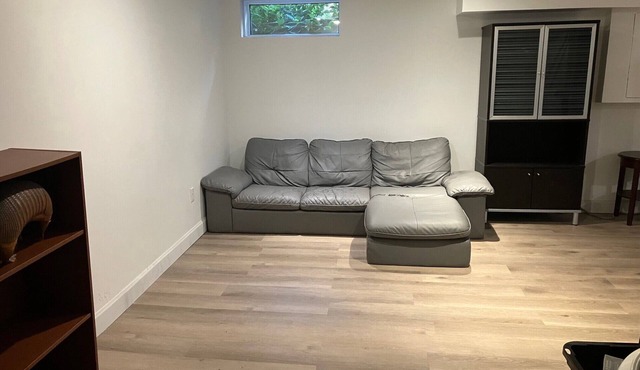 Ottawa apt beside park & close to Bank St. Great for couples with kids/pets