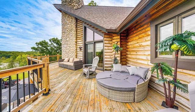 Ottawa Cabin: Hot Tub, Wraparound Deck, Games