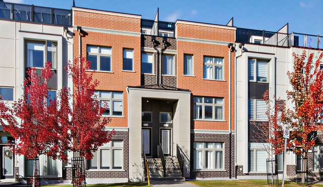 Ottawa Gem: 4 Bedroom Townhome by Rockcliffe Park w/Complimentary Parking