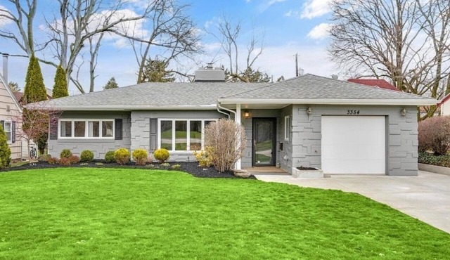 Ottawa Hills Bliss: Luxe 2BR with Hot Tub & King!