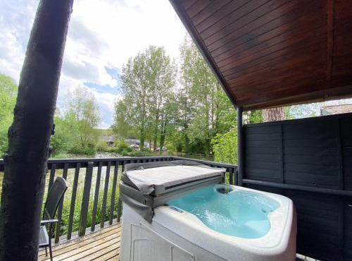 Otter 4 Hot Tub - HuntersMoon-Warminster-Bath-Salisbury