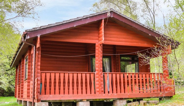 OTTER LODGE, pet friendly, with a garden in Strathpeffer