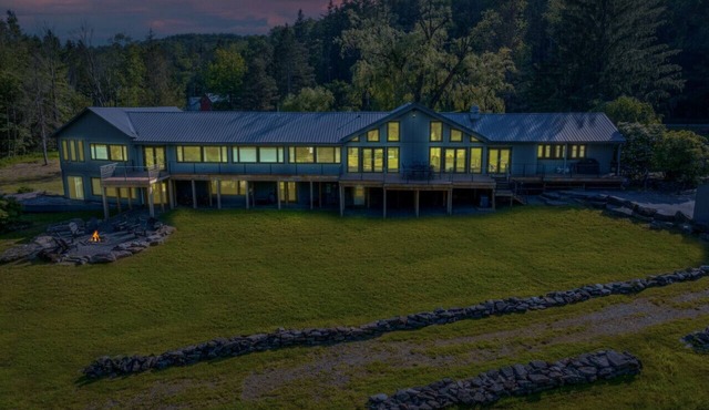 Otter Lodge - Private Pond!