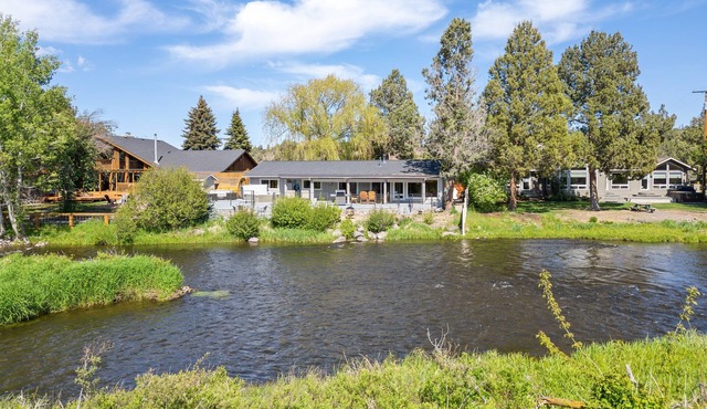 Otter Run - Riverfront Paradise in Tumalo, Hot Tub, Sauna, Deck, Pet Friendly!