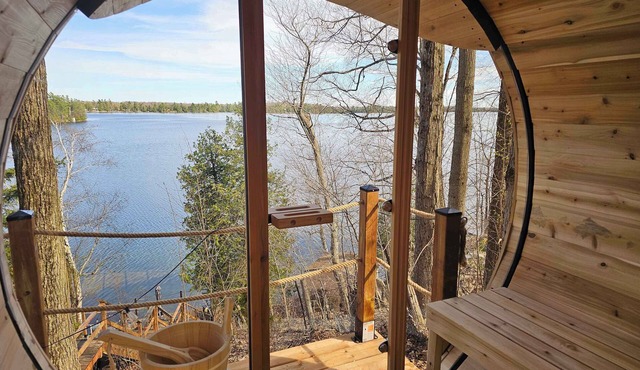 OTTER'S HOLT - Lakeside retreat with hot tub & sauna
