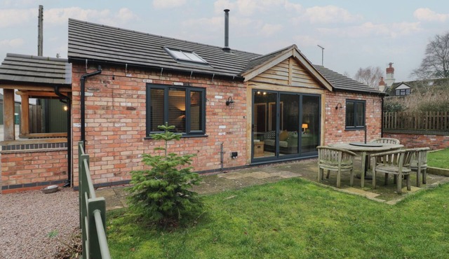 OTTER'S REST, pet friendly, with open fire in Droitwich Spa