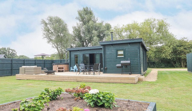 OTTER'S VIEW, pet friendly, with hot tub in Edith Weston