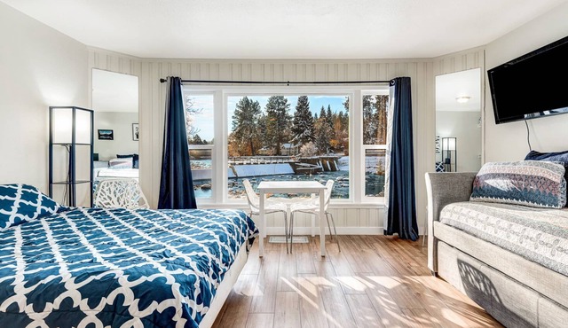 "Otter Sight" Riverside Cottage - Just Steps from the Deschutes