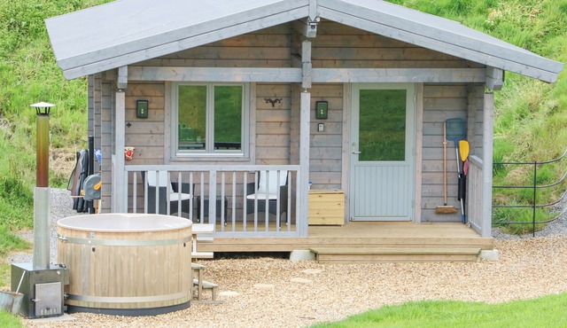 OTTERS HOLT, pet friendly, with hot tub in Staindrop