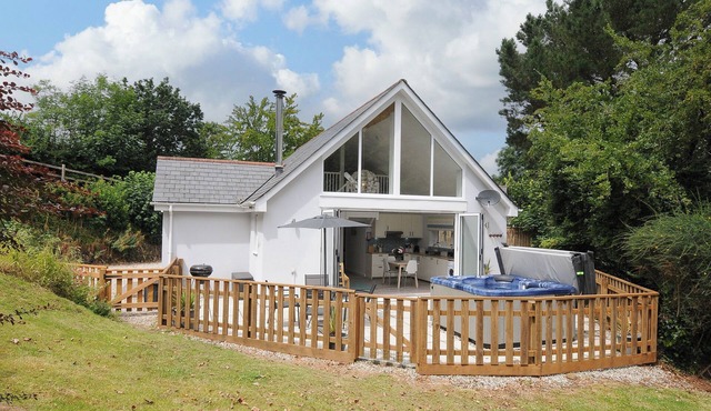 OTTERS LEAP, pet friendly, character holiday cottage in Bideford