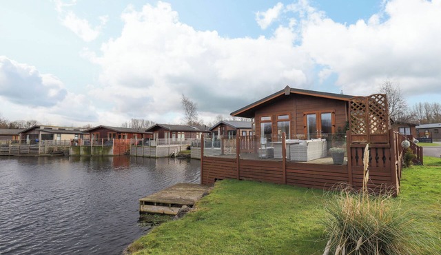 OTTERS REACH, pet friendly, with a garden in Carnforth