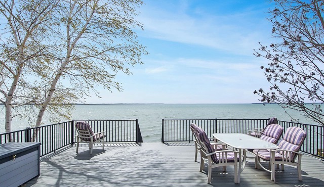 Ottertail Lakefront 3BR. Boat lift. Cozy. Awesome!
