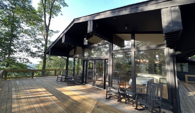 Otto, NC Mountain Family Cabin w/breathtaking view, sleeps 10 access to river