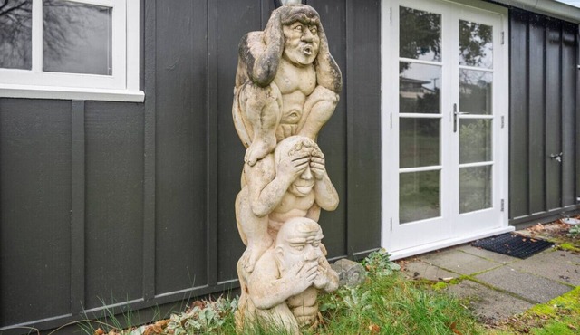 Otupai Cottage with free wifi, cosy up in front of the gas fireplace on those cooler evenings