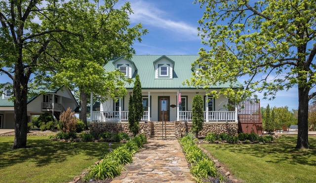Ouachita Mountains Luxury Retreat on 40+ acres with Pool, Hot Tub, WiFi