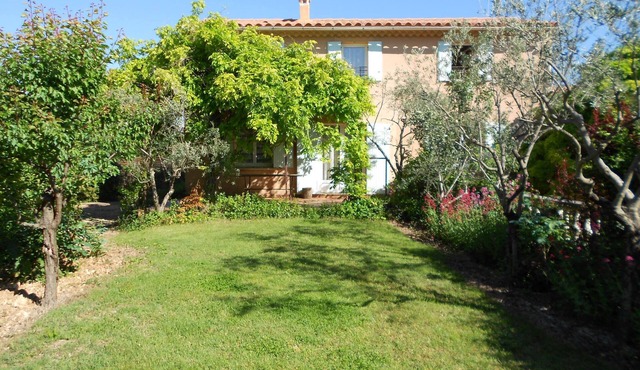 OULIVADE Luberon in Provence. 4 kms from ROUSSILLON Villa for 5 people