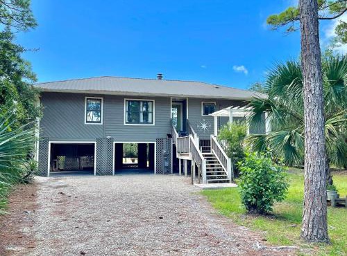 Our Anchor-Beach access, 3 BR, pet friendly