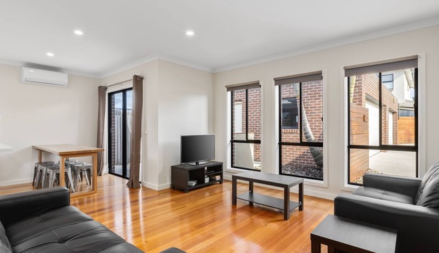 Our Beach House - Townhouse a short stroll to the Shops, Cafes, and Local Beach.