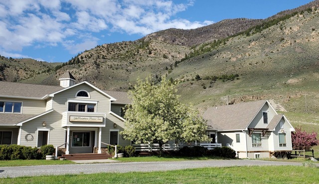 Our Cottage Unit-Private end unit of Yellowstone Basin Inn