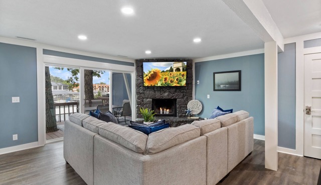 Our Cove Retreat - Perfect for Wave-Free Swimming, Tanning & Prime Location Fun!
