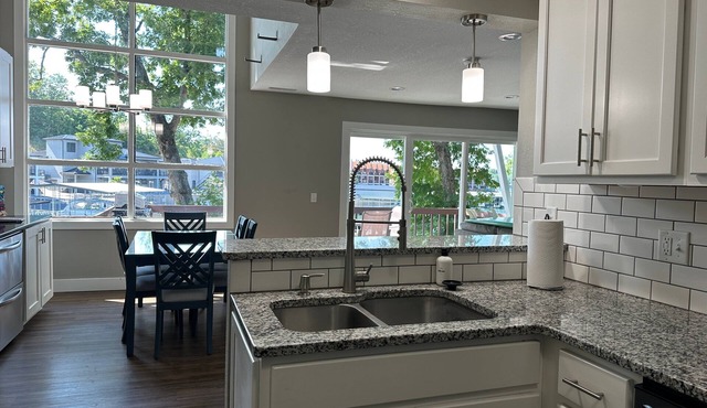 Our Cove Retreat - Perfect for Swimming, Tanning & Prime Location Fun!