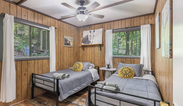 "Our Cute Cabin" - AC/heating, Sauna, cold plunge, High speed internet & firepit