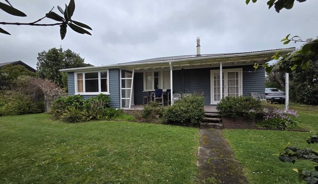 Our family bach at ōpunakē, pets and big whānau welcome