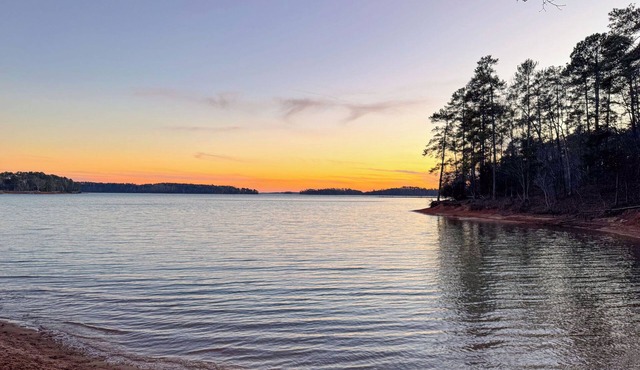 “Our Happy Place” on Lake Hartwell: Ready for you to relax and unwind!