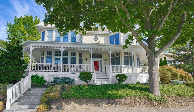 Our Happy Retreat: "Finger Lakes Reunions on Keuka Lake! Pet Friendly + Hot Tub!"