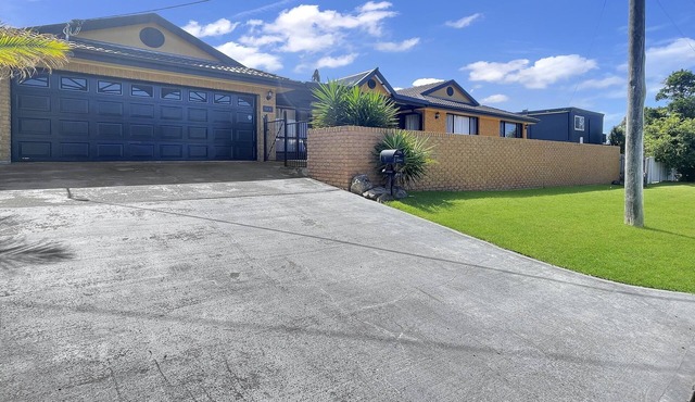 Our Haven: 4-Bed Escape Near Beach & Mogo Trails