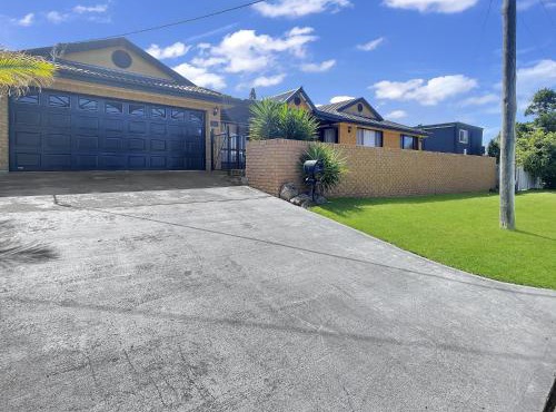 Our Haven: 4-Bed Escape Near Beach & Mogo Trails