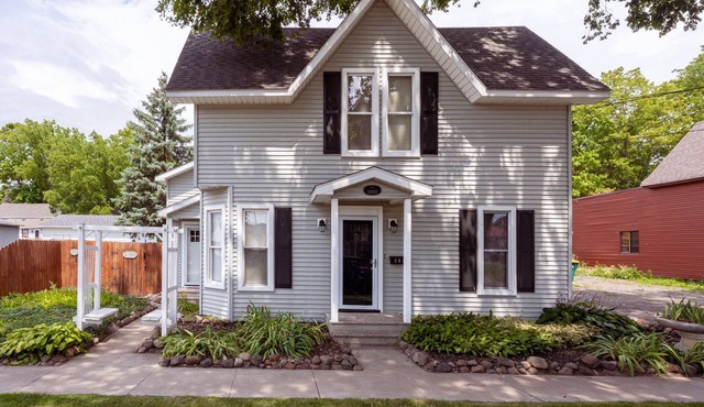 Our historic 140 year old home is a minutes walk to Downtown Flushing