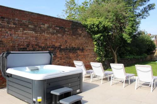Our House Collective - Luxury Stay in Lincoln City Centre, Hot tub, Sleeps 16