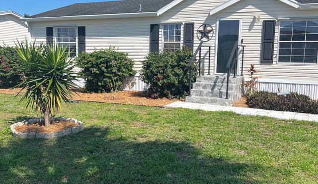 “Our Lakeside Oasis” is a Cozy 2-bedroom house in charming Okeechobee.