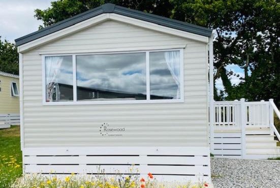 Our Osprey sleeps 4-6 persons-Tranquil holiday away from it all yet not far from St Austell- The Holiday Home has two bedrooms, living and dining area, equipped kitchen-decking-outdoor furniture-fishing lakes- This holiday home is not pet friendly