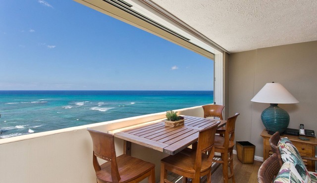 Our Penthouse over the Pacific ☀ A true gem that sleeps 4 is lovingly cared for