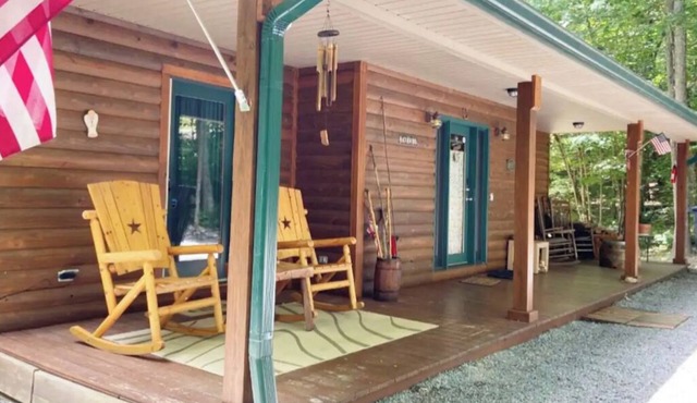 Our Side of Heaven Cabin- Ride the Dragon, w/Hot Tub, Private Lake and Pond