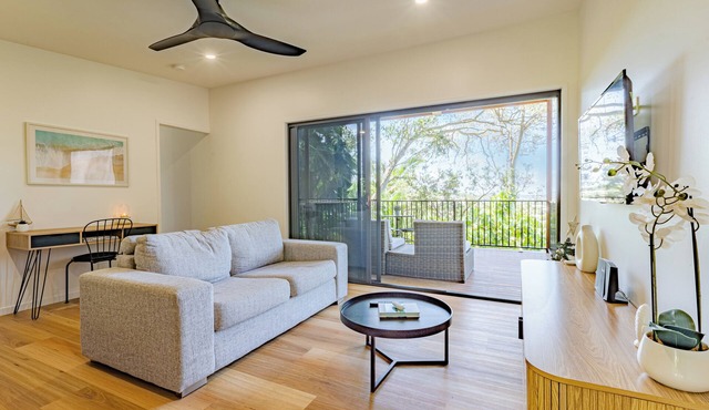 "Our Treehouse" - private and self-contained - 7min drive to the beach.