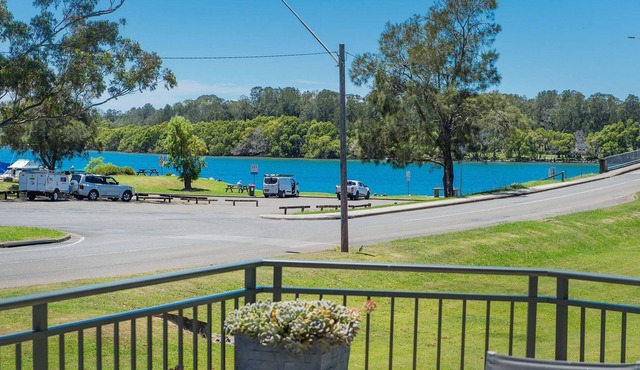 Our View - 3 bedroom holiday home in laurieton, guest wifi available