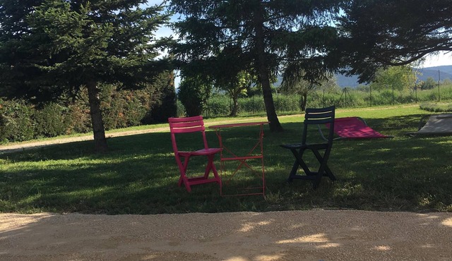 Our villa Domelia is located in the heart of the Provencal countryside.