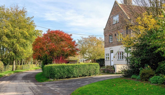 Ouse View House, Historic Yorkshire Cottage with Log Fire & Views