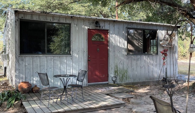 Out in the country! Tranquil cabin in Leon County. Cute converted Goat Shed!