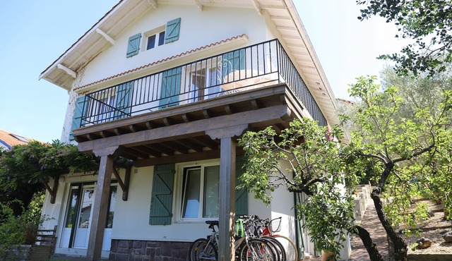 OUT OF RENTAL MARKET - Walk to the beach, perfect house for groups & families