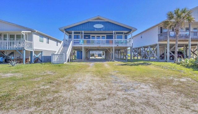 Out of the Blue: Classic, Dog-friendly, Ocean View Beach Cottage with Fenced Yar