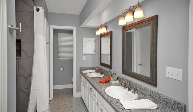 Out of Towner's delight! Sleeps 12