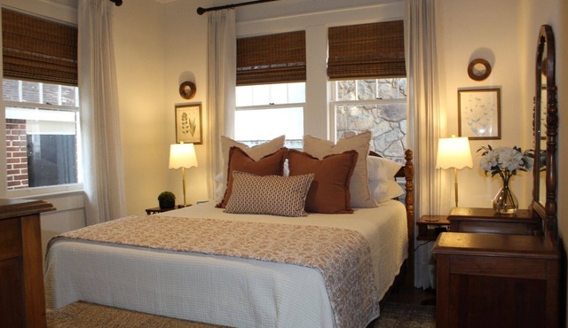 Out the Door, Into Downtown-Charming Historic Duplex